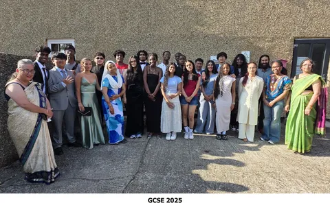 Learn to Excel GCSE class of 2025, students and tutors at our Reading centre